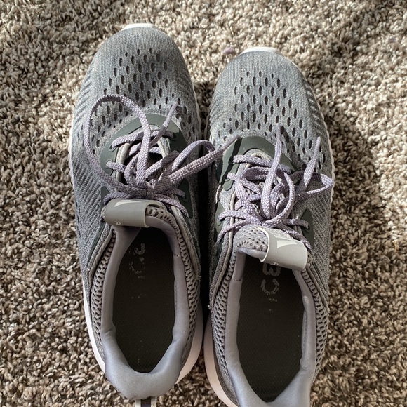 Adidas running shoes - Picture 3 of 4